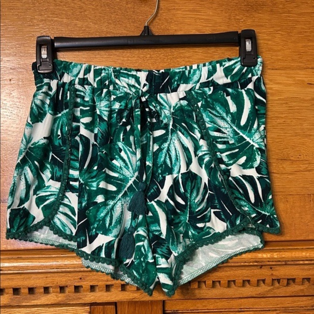 Derek Heart Boho Chic Green Tropical Monstera Leaf Print Tassel Pom Pom‎ Shorts
